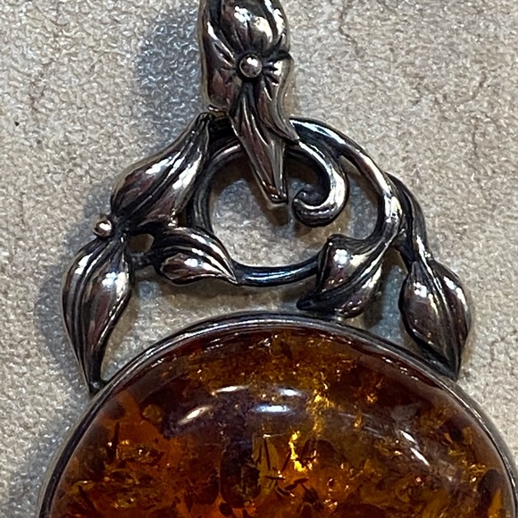 Amber sterling silver pendant statement necklace with intricate floral design - Picture 5 of 11